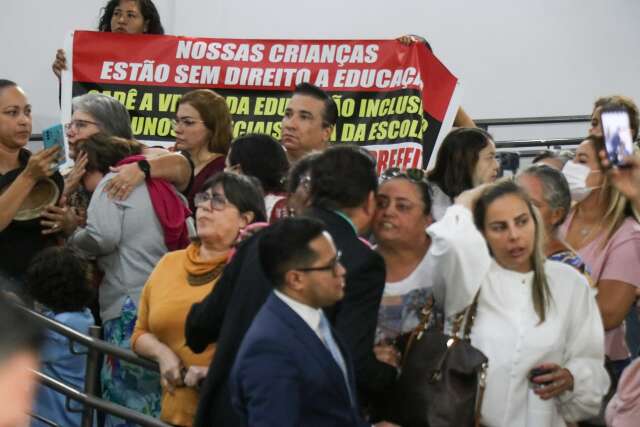 Ap&oacute;s protesto suspender sess&atilde;o, escolas ter&atilde;o mais assistentes para autistas