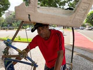 Pedaço de isopor protege ciclista, de 53 anos, do sol. (Foto: Jéssica Fernandes)