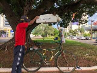 Bicicleta foi adaptada com canos, isopor e detalhe da bandeira do Brasil. (Foto: Jéssica Fernandes)