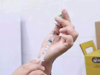 Profissional de saúde prepara aplicação de vacina contra a covid-19. (Foto: Arquivo/Campo Grande News)