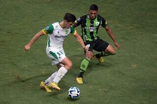 Jogadores disputam a posse da bola. (Foto: CONMEBOL)