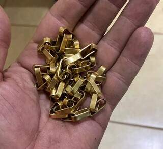 Corrente de ouro recuperada na casa de um dos suspeitos pelo crime. (Foto: Divulgação)