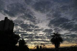 Céu de Campo Grande com algumas nuvens nesta manhã (Foto: Henrique Kawaminami)