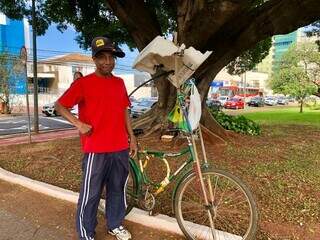 Amilton Conceição Ribeiro adpatou a bicicleta Monark. (Foto: Jéssica Fernandes)