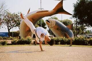 Thays Eduarda praticando capoeira em Campo Grande (Foto: Acervo Pessoal)