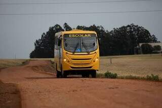 Porta abre e crian&ccedil;a de 9 anos cai de &ocirc;nibus escolar em movimento