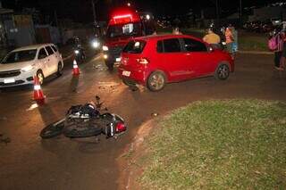 Motociclista fica em estado grav&iacute;ssimo ao colidir com carro na Av. Guaicurus