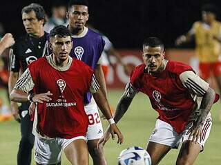 Jogadores do São Paulo durante treino para a partida. (Foto: Rubens Chiri/SPFC)