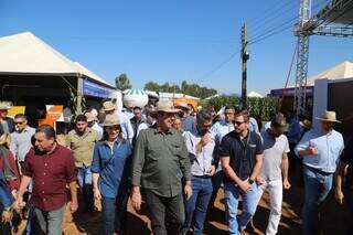 Governador Eduardo Riedel ao lado a primeira dama na Showtec (Foto: Divulgação)