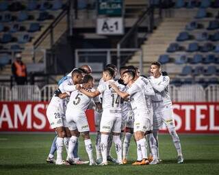 Jogadores do Santos se agrupam após o fim da partida. (Foto: Raul Baretta/Santos)