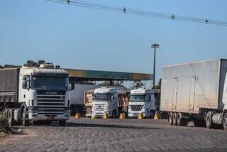 Carretas paradas no posto de combustíveis Caravágio, em Campo Grande (Foto: Marcos Maluf)