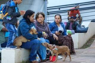 Tutoras e cahorros aguardando por avaliação veterinária (Henrique Kawaminami)