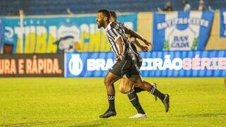 Jogadores comemoram vitória diante o Londrina durante a noite desta quarta-feira (24). (Foto: Felipe Santos/Ceará)