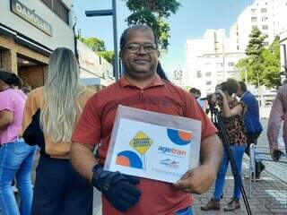 Motorista Vagner Lima, 48 anos, recebeu carteirinha especial para poder utilizar as vagas. (Foto: Idaicy Solano)