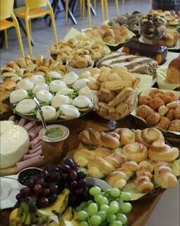 Mesa &#39;farta&#39; é servida com pães, bolachas, bolos, frutas e queijos. (Foto: Arquivo pessoal)