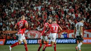 Jogadores do Vila Nova comemoram vitória diante o Ituano. (Foto: Reprodução/VilaNova no Twitter)