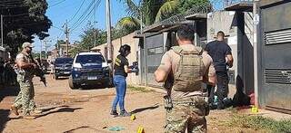 Equipes do Garras, Perícia e Polícia Militar no local do crime. (Foto: Ana Beatriz Rodrigues)