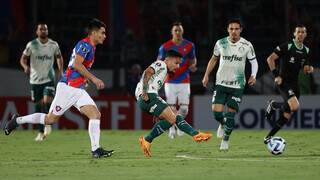 O jogador Artur, da SE Palmeiras, disputa bola com o jogador do Cerro Porteño, durante partida válida pela fase de grupos, da Copa Libertadores, no Estádio La Nueva Olla. (Foto: Cesar Greco/Palmeiras/by Canon)