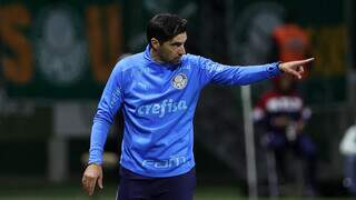 Técnico Abel Ferreira aponta para o campo em jogo do Palmeiras (Foto: Divulgação)