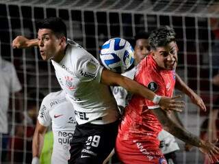 Jogadores disputam a posse da bola durante partida válida pela Libertadores. (Foto: Reprodução/CONMEBOL no Twitter)