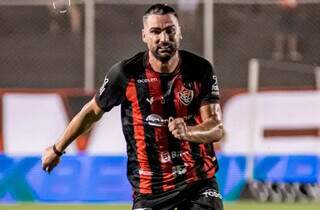 Wagner Leonardo comemora gol que mantém o Vitória na liderança da Série B. (Foto: Reprodução/ECVitoria no Twitter)