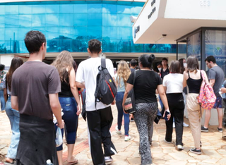 Alunos entrando para mais um dia de aulas na Uniderp da Ceará. (Foto: Paulo Francis)