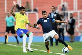 Jogadores disputam posse da bola durante partida nesta quarta-feira (24). (Foto: Andres Larrovere/AFP)