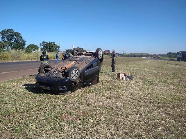 Carro capota ap&oacute;s colidir com caminh&atilde;o e idosa fica ferida na BR-262