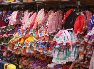 Roupas de festa junina começam a aparecer nas lojas do Centro (Foto: Alex Machado)