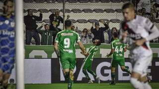 Jogadores comemoram vitória aos gritos dos torcedores. (Foto: Gabriel Tadiotto/Juventude)