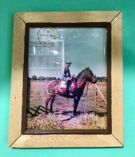 Retrato na parede mostra Alzemiro mais jovem montado no cavalo. (Foto: Jéssica Fernandes)