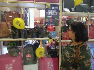 Aposentada, Anita Emília, olhando produtos em loja participante da ação Dia Livre de Impostos (Foto: Izabela Cavalcanti)