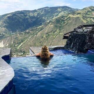 Banho em piscinas de águas termais com vista incrível para as montanhas, imperdível - Foto: Reprodução
