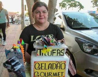 Há cinco anos, Sandra Aparecida vende doces e brinquedos em frente a colégio. (Foto: Juliano Almeida)