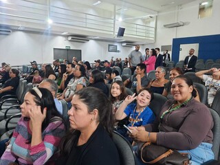 Pais, mães e crianças autistas no plenário da Câmara Municipal na manhã de hoje (Foto: Caroline Maldonado)