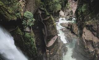 A cachoeira Pailón del Diablo, o lugar é incrível, onde o acesso pela escadaria na montanha exige espírito de aventura – Foto: Reprodução