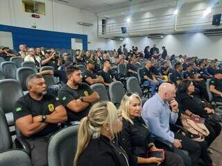 Vigilantes foram até a Câmara Municipal pedir apoio dos vereadores. (Foto: Caroline Maldonado)