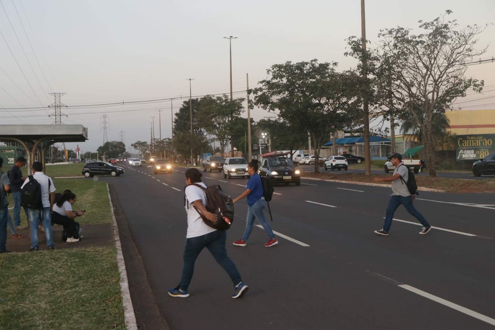Sem faixa de pedestres, alunos se arriscam para atravessar Ministro João Arinos