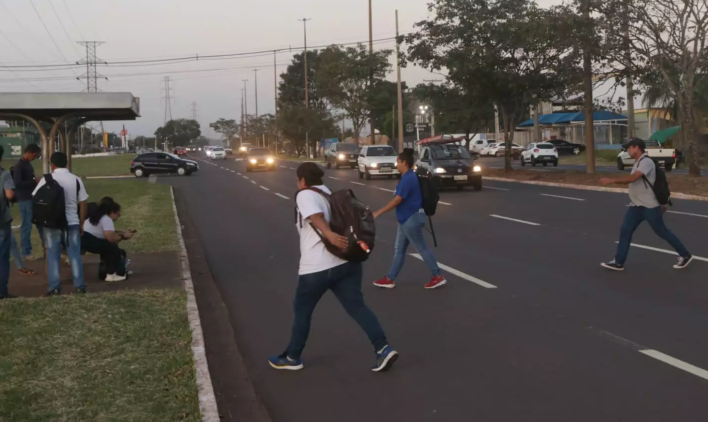 Sem faixa de pedestres, pessoas se arriscam para atravessar Ministro João Arinos
