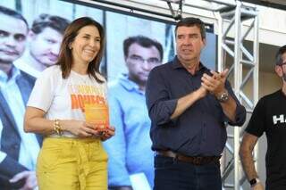 Primeira dama e governador durante evento de encerramento da campanha do agasalho (Foto: Alex Machado)