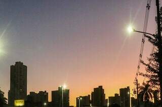 Céu aberto nesta manhã em Campo Grande (Foto: Henrique Kawaminami)