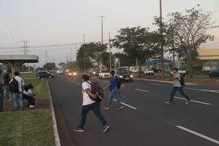 Próximo de ponto de ônibus não há faixa para pedestres atravessarem. (Foto: Paulo Francis)