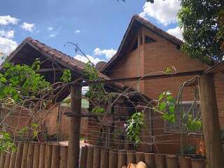 No Bairro Vila Bandeira, casa foi construída com tijolos e madeiras. (Foto: Jéssica Fernandes)