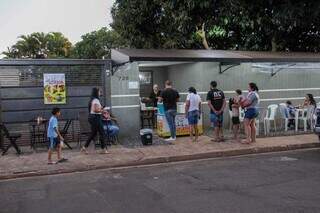 Em frente à casa deles clientes formam fila para comprar. (Foto: Juliano Almeida)