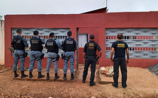 Equipes do Gaeco e policiais militares do Batalhão de Choque na casa de um dos alvos da operação desencadeada no dia 5 deste mês (Foto: divulgação / Gaeco)