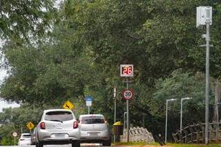 Carros passando em medidor de velocidade no Parque dos Poderes (Foto: Arquivo/Campo Grande News)