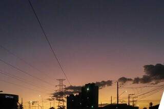 Céu de Campo Grande com poucas nuvens nesta manhã (Foto: Henrique Kawaminami)