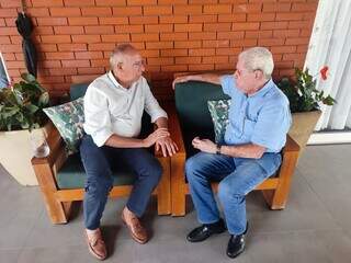 À esquerda, Hélio Peluffo, conversando com Puccinelli. (Foto: Reprodução das redes sociais)