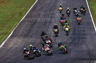 Pilotos em motocicletas no Autódromo Internacional de Campo Grande (Foto: Bruno Cesar/Grelak Comunicação)