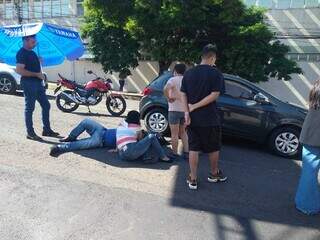 Uma hora depois, motociclista ainda esperava pelo socorro. (Foto: Ana Beatriz Rodrigues)
